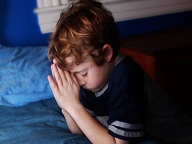 До утра мальчик молился под кроватью, чтобы его родители примирились
