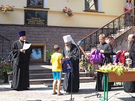 Предстоятель УПЦ привітав дітей зі святом Преображення Господня та вручив "рюкзачки добра" (фото)