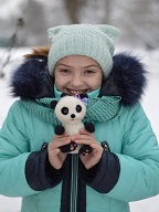 Белоснежные панды в заснеженном саду