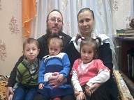 Священик із Коробчиного взяв у родину троє дітей із сиротинця