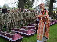 Церемонія поховання воїнів Другої Світової війни