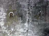 На Харківщині у катівні окупантів знайшли ікони, видряпані полоненими на стіні