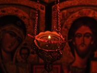 Обязательно ли зажигать свечи и лампадки во время молитвы?