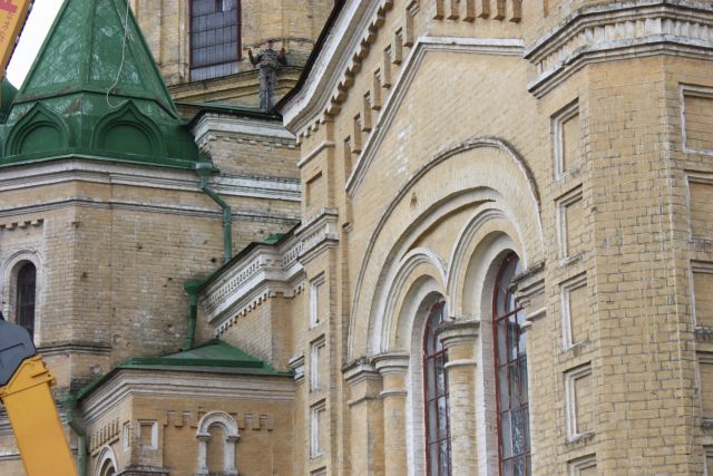 Свято-Покровская церковь. На стенах видны следы пуль