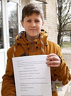 Допомагає сім’ї та армії: як 11-річний переселенець з Донецька підпрацьовує в Чернівцях