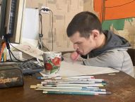 «Я народився без рук»: художник Андрій Мастюха з Полтавщини створює картини (+ВІДЕО)
