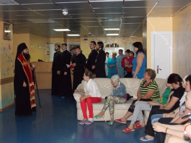 Поздравление детей в онкоцентре
