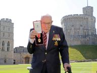 Британія: королева посвятила в лицарі 100-літнього ветерана, який збирав кошти для медиків