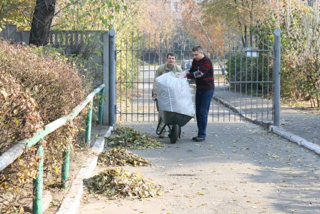 Уборка территории школы интерната №5 для слепых детей